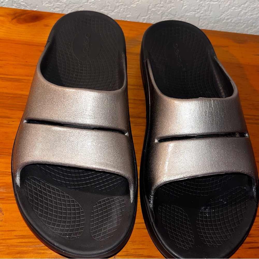 OOFOS Black Luxe Slide Sandals in Matellic “Latte” Size M-7 or Women’s size-9
